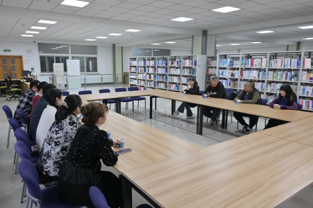 教师座谈会1.jpg 教师座谈会1.jpg