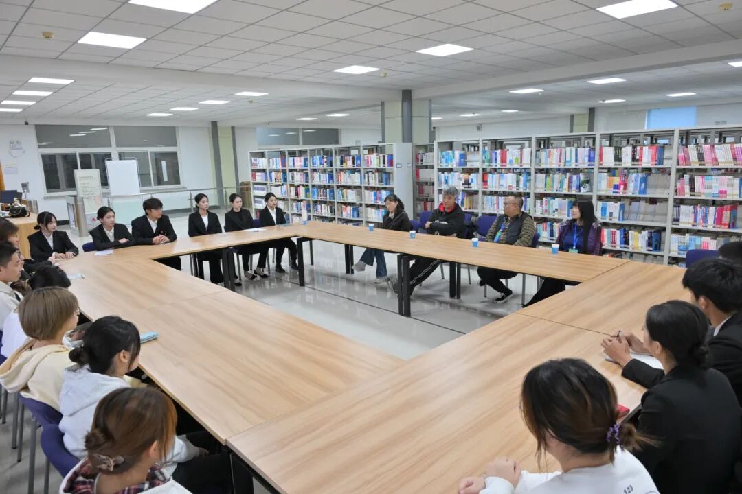 学生座谈会1.JPG 学生座谈会1.JPG