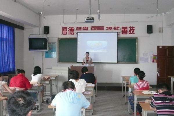 张莹老师在做报告 张莹老师在做报告