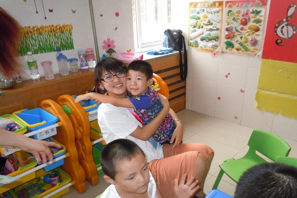 师生们同启智学校的孩子们在一起1 师生们同启智学校的孩子们在一起1