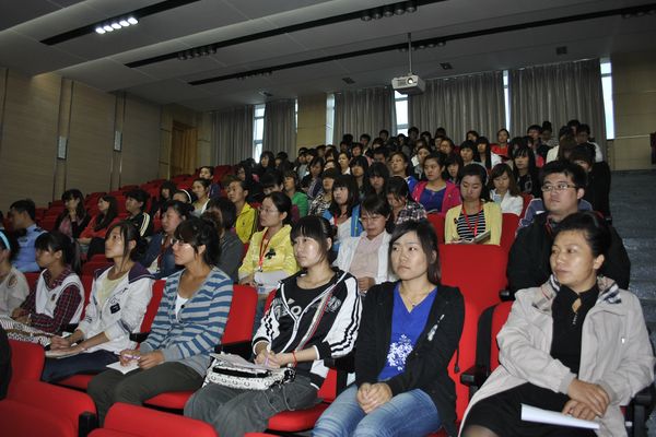认真听取学术报告的师生 认真听取学术报告的师生