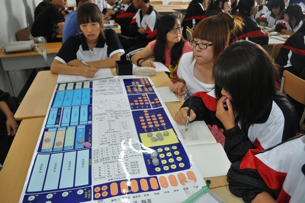财务信息管理专业学生在做沙盘练习 财务信息管理专业学生在做沙盘练习