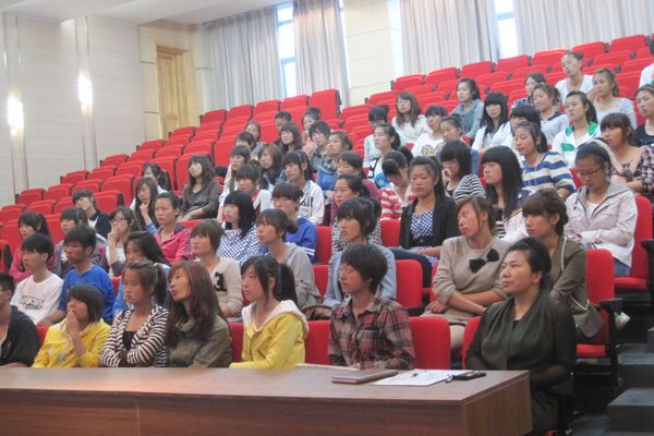 师生们在认真听讲 师生们在认真听讲