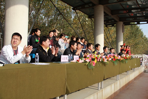 领导们在主席台检阅入场方队