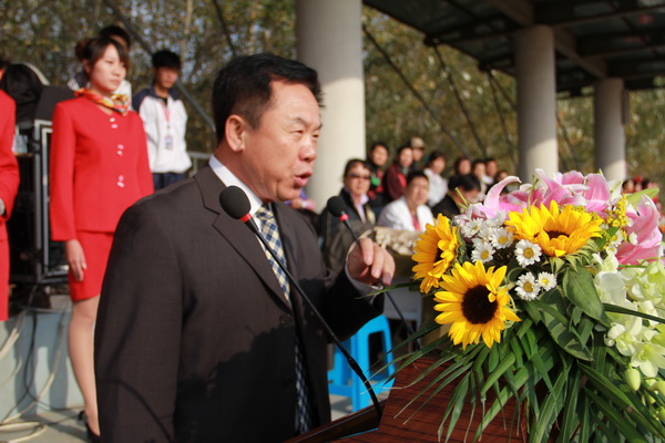 省服务业委员会纪检组长王化峰宣布大会开幕