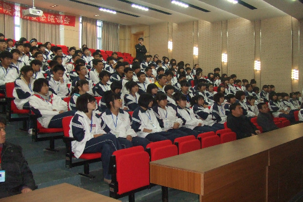 同学们在认真听讲 同学们在认真听讲