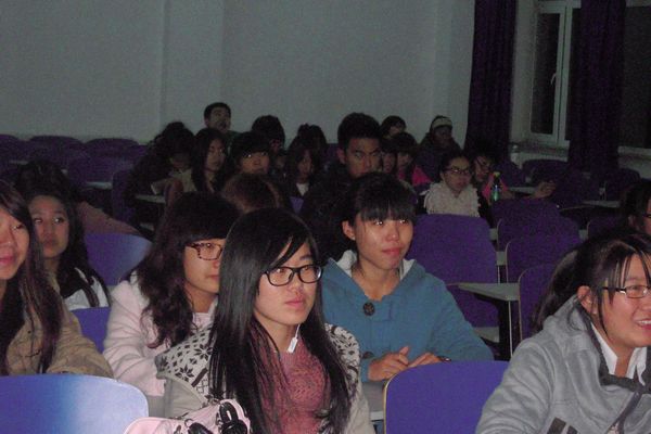 同学们在认真听讲 同学们在认真听讲