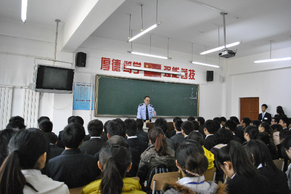 保卫处消防干事刘卫国为学员们讲解消防安全知识