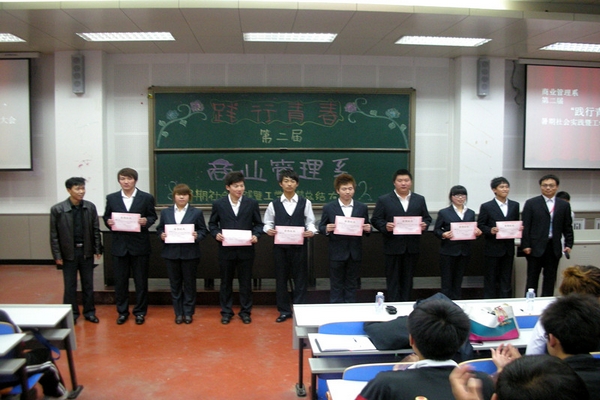 系主任楚金华和党支部书记杨春晖为获奖学生颁奖 系主任楚金华和党支部书记杨春晖为获奖学生颁奖