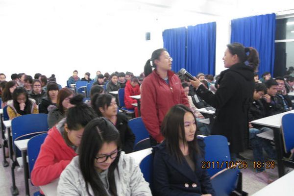 佟安娜老师与学生互动 佟安娜老师与学生互动