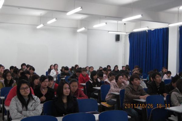 同学们在认真听讲 同学们在认真听讲