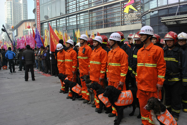 参加消防演练的队伍