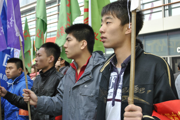 我学院参加演练的义务消防员