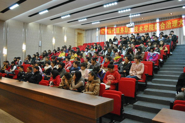 同学们在认真听讲 同学们在认真听讲