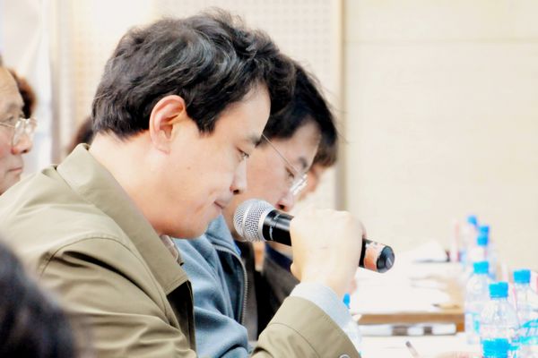 1评委刘玉强为参赛选手进行点评