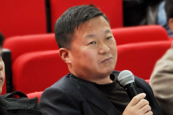 2评委高臣为参赛选手进行点评