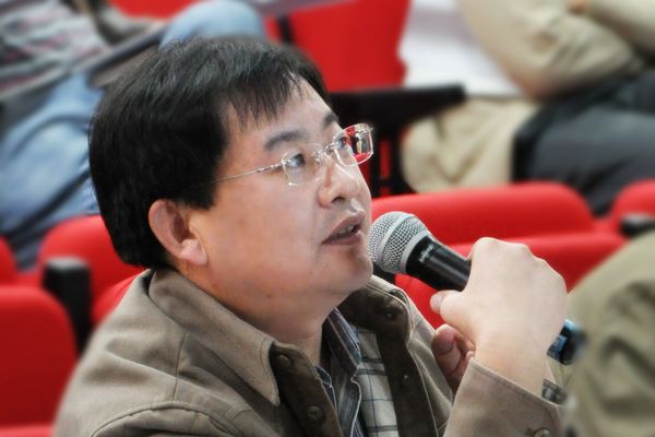 3评委宋真君为参赛选手进行点评