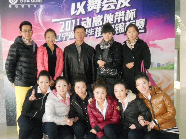 带队教师与健身街舞组合影