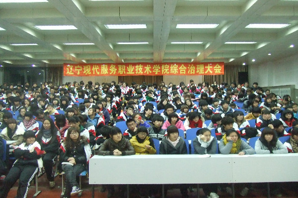 学生们在认真学习消防知识