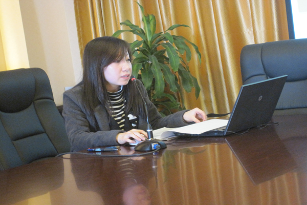 课题主持人、公共教学部教师杨薇做开题报告