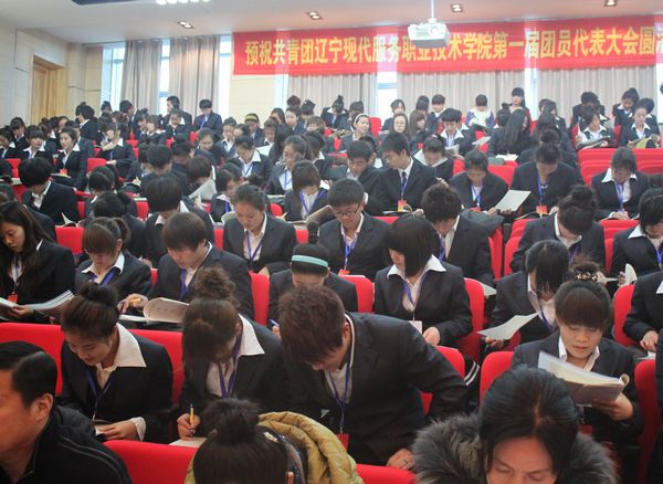 8.与会代表在认真填写选票