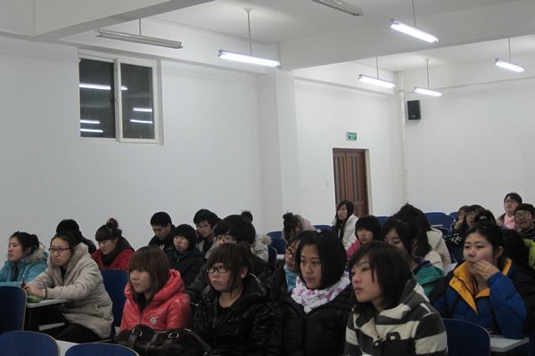 认真听讲的同学们