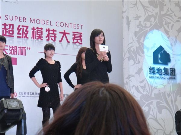 我院学生王泽平回答评委提问 我院学生王泽平回答评委提问
