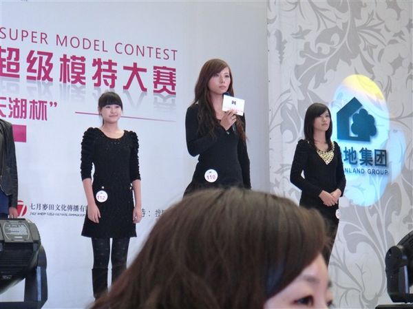 我院学生邹新萍回答评委提问 我院学生邹新萍回答评委提问