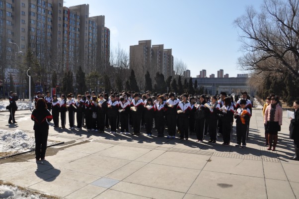 同学们齐唱《学习雷锋好榜样》