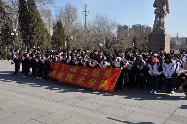 全体师生深切缅怀雷锋同志并向雷锋雷锋同志致敬