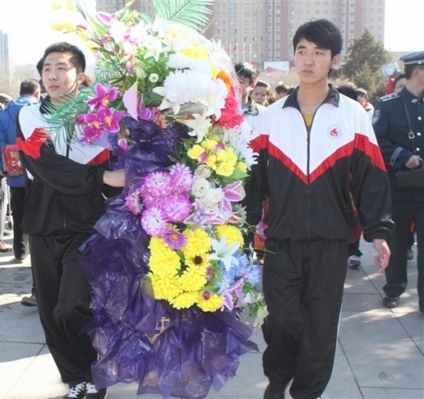学生代表向雷锋纪念碑敬献花篮