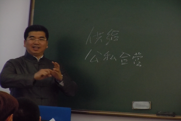 刘志坚总经理为学生们授课