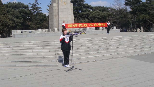 龙滢琳同学主持扫墓仪式