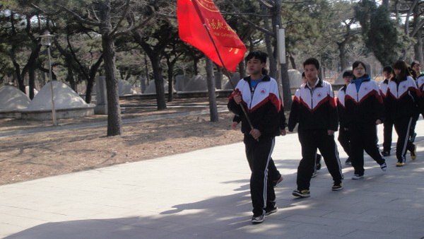 同学们祭扫烈士墓区