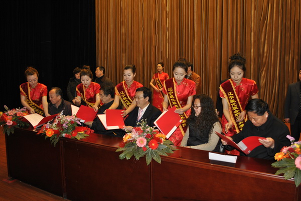 同学们为大会提供礼仪服务 同学们为大会提供礼仪服务