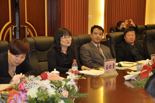 艺术系副主任孙红霞主持座谈会