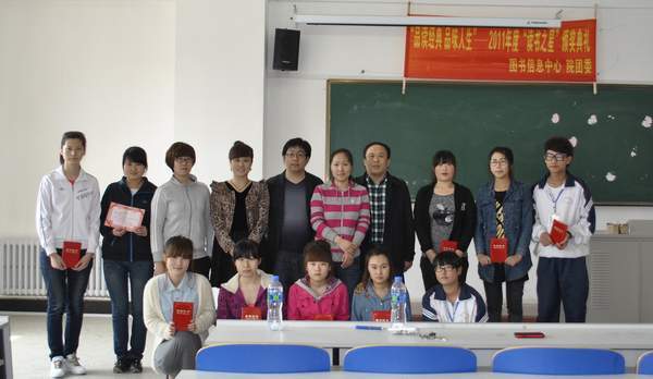 获奖同学与颁奖嘉宾合影