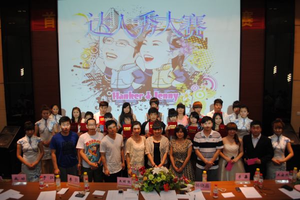 参赛选手与评委合影