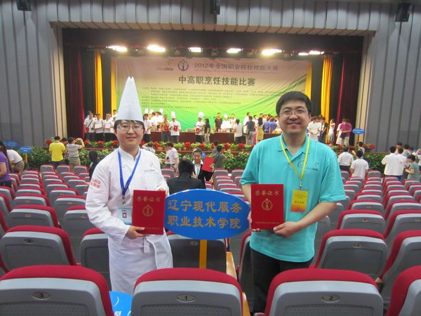 我院学生马晓融与指导教师毛景海 我院学生马晓融与指导教师毛景海