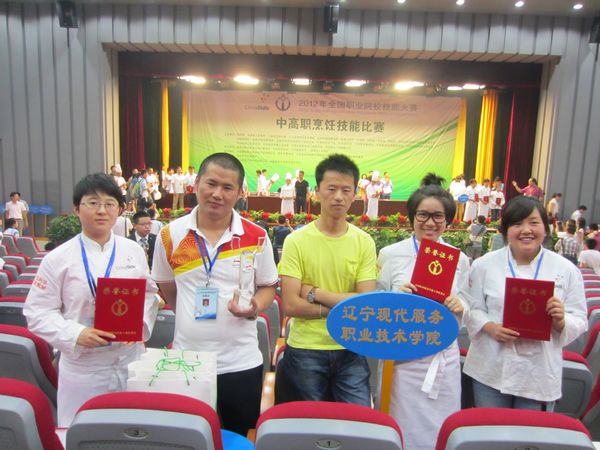 我院参赛选手(左起:马晓融、马建宇、孙昊、包畅、孔庆宇) 我院参赛选手(左起:马晓融、马建宇、孙昊、包畅、孔庆宇)
