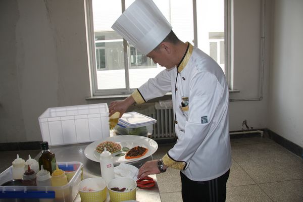 中式烹调师参赛选手制作冷拼菜品