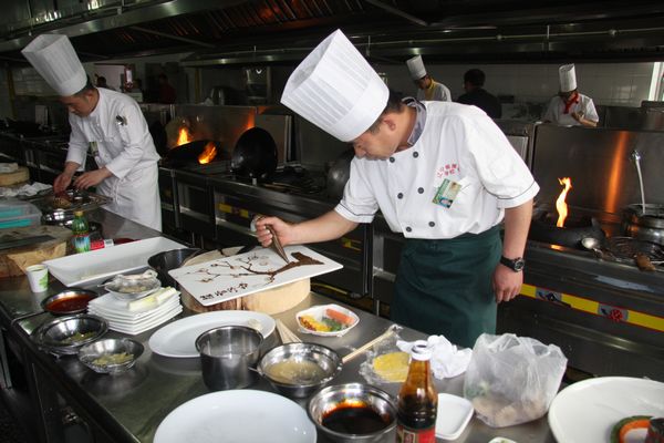中式烹调师参赛选手制作热菜菜品