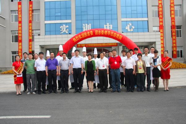 团省委副书记陈奇夫、团市委副书记张鹏与学院领导及部分评委合影