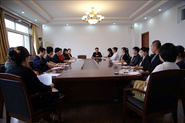 院长刘玉强与艺术设计系全体教师共同深入学习和剖析新时代的师德观 院长刘玉强与艺术设计系全体教师共同深入学习和剖析新时代的师德观