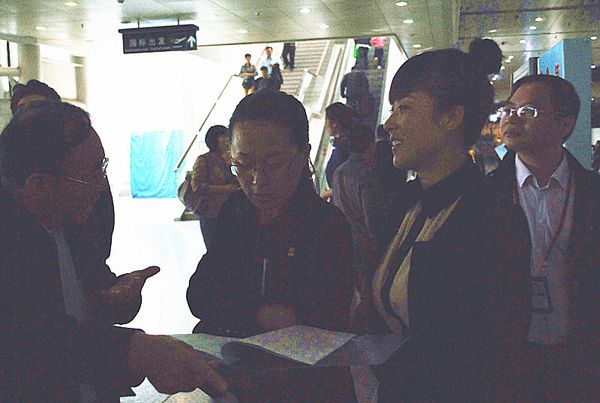 院团委副书记王丽迎向各位领导汇报工作