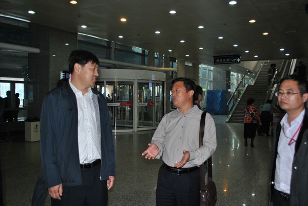 团省委副书记陈奇夫与我院党委副书记高臣亲切交谈 团省委副书记陈奇夫与我院党委副书记高臣亲切交谈
