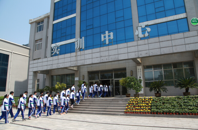 参观学生列队进入实训中心