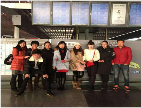 走访教师与实习学生合影