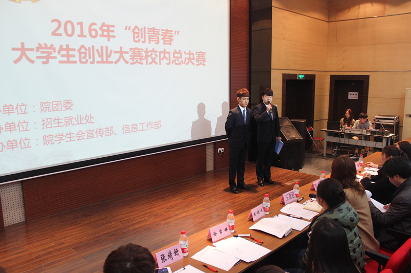 参赛选手回答评委提出的问题 参赛选手回答评委提出的问题