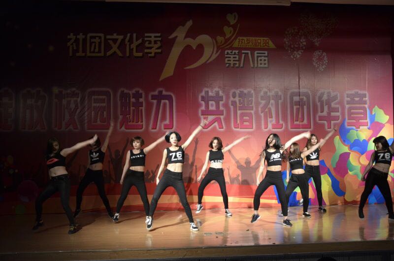 我院街舞社团表演街舞串烧 我院街舞社团表演街舞串烧